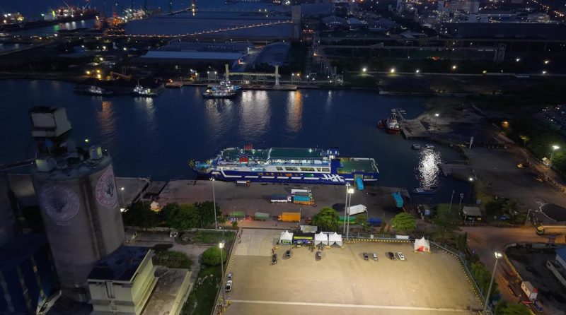 Aktivitas penyeberangan penumpang dan kendaraan logistik di Pelabuhan Ciwandan, Kota Cilegon, selama masa layanan Natal dan Tahun Baru 2025/2026.