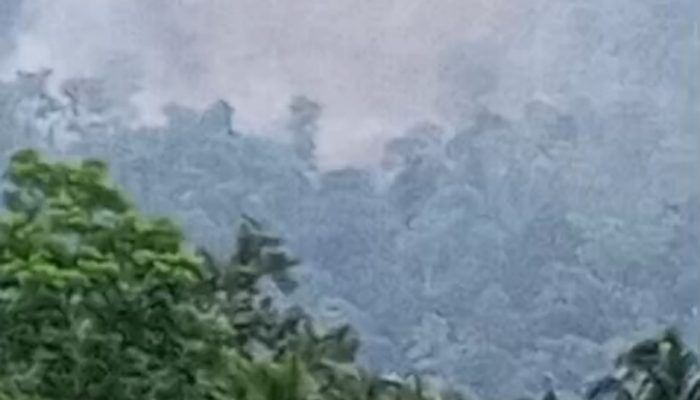 Aparat gabungan dan petugas BPBD Kabupaten Serang melakukan pengecekan lokasi longsor di kawasan Gunung Kaupas, Kecamatan Padarincang.