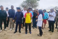 Bupati Serang Ratu Rachmatuzakiyah bersama Mendes PDT RI Yandri Susanto saat meninjau kesiapan pengamanan kawasan wisata Pantai Anyer menjelang malam Tahun Baru