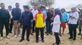 Bupati Serang Ratu Rachmatuzakiyah bersama Mendes PDT RI Yandri Susanto saat meninjau kesiapan pengamanan kawasan wisata Pantai Anyer menjelang malam Tahun Baru