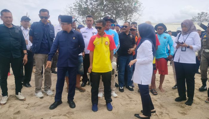Bupati Serang Ratu Rachmatuzakiyah bersama Mendes PDT RI Yandri Susanto saat meninjau kesiapan pengamanan kawasan wisata Pantai Anyer menjelang malam Tahun Baru