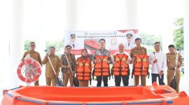 Bupati Serang Ratu Rachmatuzakiyah menerima simbolis lima unit rescue boat dari Direktur PT Gani Arta Dwitunggal Andi Jaya Prawira di Pendopo Bupati Serang, Senin, 5 Januari 2026