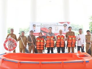 Bupati Serang Ratu Rachmatuzakiyah menerima simbolis lima unit rescue boat dari Direktur PT Gani Arta Dwitunggal Andi Jaya Prawira di Pendopo Bupati Serang, Senin, 5 Januari 2026