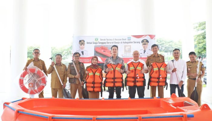 Bupati Serang Ratu Rachmatuzakiyah menerima simbolis lima unit rescue boat dari Direktur PT Gani Arta Dwitunggal Andi Jaya Prawira di Pendopo Bupati Serang, Senin, 5 Januari 2026