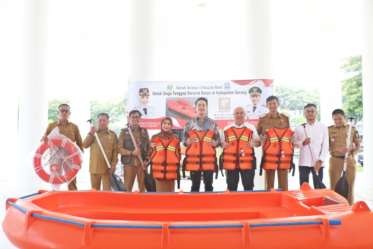 Bupati Serang Ratu Rachmatuzakiyah menerima simbolis lima unit rescue boat dari Direktur PT Gani Arta Dwitunggal Andi Jaya Prawira di Pendopo Bupati Serang, Senin, 5 Januari 2026