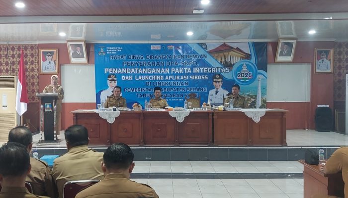 Bupati Serang Ratu Rachmatuzakiyah menyerahkan Dokumen Pelaksanaan Anggaran (DPA) SKPD Tahun Anggaran 2026 di Aula TB Suandi, Sekretariat Daerah Kabupaten Serang, Selasa, 13 Januari 2026