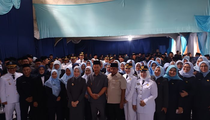 Bupati Serang Ratu Rachmatuzakiyah saat melantik ratusan pejabat pimpinan tinggi, administrator, dan pengawas di ruang terbuka Kampung Seni Yudha Asri, Kecamatan Bandung, Jumat, 9 Januari 2026
