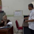 Bupati Serang Ratu Rachmatuzakiyah saat meninjau kehadiran pegawai dalam sidak mendadak di salah satu OPD pada hari kejepit libur Tahun Baru 2026