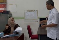 Bupati Serang Ratu Rachmatuzakiyah saat meninjau kehadiran pegawai dalam sidak mendadak di salah satu OPD pada hari kejepit libur Tahun Baru 2026