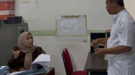 Bupati Serang Ratu Rachmatuzakiyah saat meninjau kehadiran pegawai dalam sidak mendadak di salah satu OPD pada hari kejepit libur Tahun Baru 2026