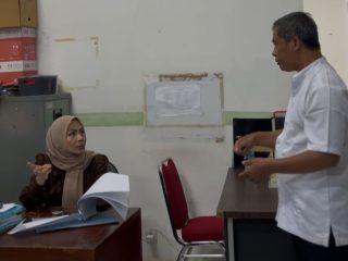 Bupati Serang Ratu Rachmatuzakiyah saat meninjau kehadiran pegawai dalam sidak mendadak di salah satu OPD pada hari kejepit libur Tahun Baru 2026