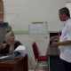 Bupati Serang Ratu Rachmatuzakiyah saat meninjau kehadiran pegawai dalam sidak mendadak di salah satu OPD pada hari kejepit libur Tahun Baru 2026
