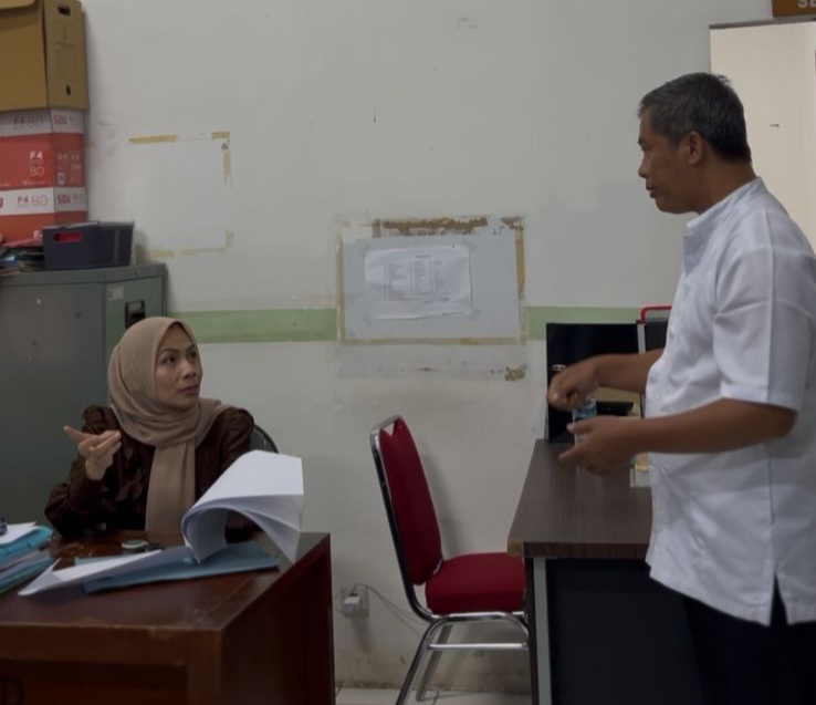 Bupati Serang Ratu Rachmatuzakiyah saat meninjau kehadiran pegawai dalam sidak mendadak di salah satu OPD pada hari kejepit libur Tahun Baru 2026