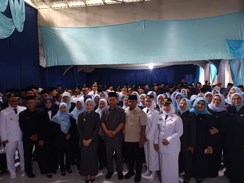 Bupati Serang Ratu Rachmatuzakiyah saat melantik ratusan pejabat pimpinan tinggi, administrator, dan pengawas di ruang terbuka Kampung Seni Yudha Asri, Kecamatan Bandung, Jumat, 9 Januari 2026