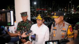 Gubernur Banten Andra Soni dan Kapolda Banten Irjen Pol Hengki mengikuti konferensi video Operasi Lilin 2025 yang dipimpin Kapolri Jenderal Listyo Sigit Prabowo dari Gedung Negara Provinsi Banten, Rabu malam, 31 Desember 2025.