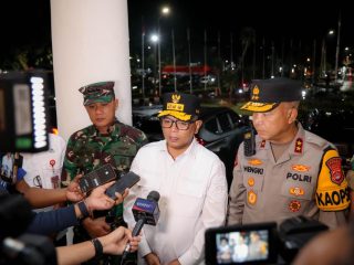 Gubernur Banten Andra Soni dan Kapolda Banten Irjen Pol Hengki mengikuti konferensi video Operasi Lilin 2025 yang dipimpin Kapolri Jenderal Listyo Sigit Prabowo dari Gedung Negara Provinsi Banten, Rabu malam, 31 Desember 2025.