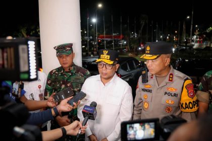 Gubernur Banten Andra Soni dan Kapolda Banten Irjen Pol Hengki mengikuti konferensi video Operasi Lilin 2025 yang dipimpin Kapolri Jenderal Listyo Sigit Prabowo dari Gedung Negara Provinsi Banten, Rabu malam, 31 Desember 2025.