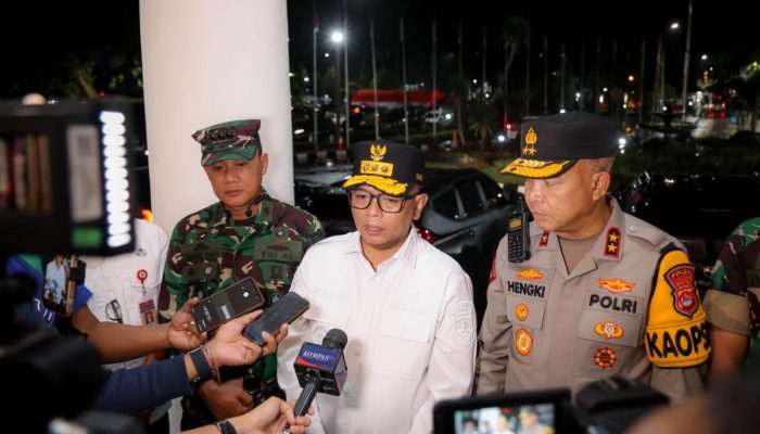 Gubernur Banten Andra Soni dan Kapolda Banten Irjen Pol Hengki mengikuti konferensi video Operasi Lilin 2025 yang dipimpin Kapolri Jenderal Listyo Sigit Prabowo dari Gedung Negara Provinsi Banten, Rabu malam, 31 Desember 2025.