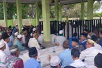 Jamaah memadati Maqbaroh Keramat Syekh Kicili Bayun di Kampung Nambo, Desa Cibodas, Kecamatan Tanara, Kabupaten Serang, saat peringatan Haul ke-338 yang dirangkaikan dengan Isra Mi’raj Nabi Muhammad SAW, Minggu, 18 Januari 2026