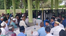 Jamaah memadati Maqbaroh Keramat Syekh Kicili Bayun di Kampung Nambo, Desa Cibodas, Kecamatan Tanara, Kabupaten Serang, saat peringatan Haul ke-338 yang dirangkaikan dengan Isra Mi’raj Nabi Muhammad SAW, Minggu, 18 Januari 2026
