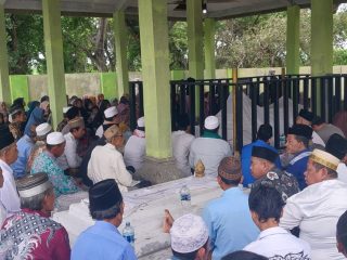 Jamaah memadati Maqbaroh Keramat Syekh Kicili Bayun di Kampung Nambo, Desa Cibodas, Kecamatan Tanara, Kabupaten Serang, saat peringatan Haul ke-338 yang dirangkaikan dengan Isra Mi’raj Nabi Muhammad SAW, Minggu, 18 Januari 2026