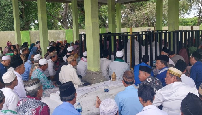 Jamaah memadati Maqbaroh Keramat Syekh Kicili Bayun di Kampung Nambo, Desa Cibodas, Kecamatan Tanara, Kabupaten Serang, saat peringatan Haul ke-338 yang dirangkaikan dengan Isra Mi’raj Nabi Muhammad SAW, Minggu, 18 Januari 2026