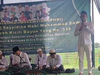 Ketua Fraksi DPRD Kabupaten Serang Ahmad Muhibbin menyampaikan sambutan pada peringatan Haul ke-338 Syekh Kicili Bayun yang dirangkaikan dengan Isra Mi’raj Nabi Muhammad SAW di Maqbaroh Keramat Syekh Kicili Bayun, Desa Cibodas, Kecamatan Tanara, Kabupaten Serang, Minggu, 18 Januari 2026