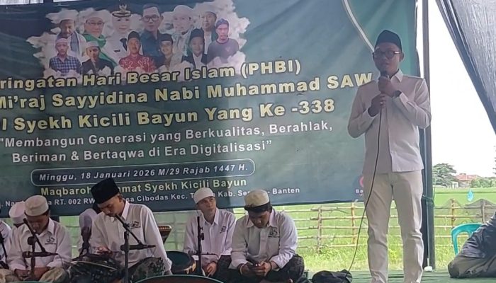 Ketua Fraksi DPRD Kabupaten Serang Ahmad Muhibbin menyampaikan sambutan pada peringatan Haul ke-338 Syekh Kicili Bayun yang dirangkaikan dengan Isra Mi’raj Nabi Muhammad SAW di Maqbaroh Keramat Syekh Kicili Bayun, Desa Cibodas, Kecamatan Tanara, Kabupaten Serang, Minggu, 18 Januari 2026