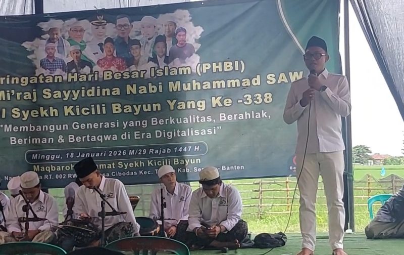 Ketua Fraksi DPRD Kabupaten Serang Ahmad Muhibbin menyampaikan sambutan pada peringatan Haul ke-338 Syekh Kicili Bayun yang dirangkaikan dengan Isra Mi’raj Nabi Muhammad SAW di Maqbaroh Keramat Syekh Kicili Bayun, Desa Cibodas, Kecamatan Tanara, Kabupaten Serang, Minggu, 18 Januari 2026