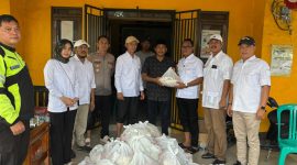 Ketua Fraksi Gerindra DPRD Kabupaten Serang Ahmad Muhibbin bersama Wakil Ketua DPRD Haji Maksum saat meninjau lokasi banjir di Desa Songgom Jaya, Kecamatan Cikande