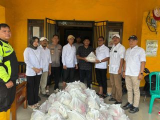 Ketua Fraksi Gerindra DPRD Kabupaten Serang Ahmad Muhibbin bersama Wakil Ketua DPRD Haji Maksum saat meninjau lokasi banjir di Desa Songgom Jaya, Kecamatan Cikande