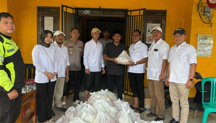 Ketua Fraksi Gerindra DPRD Kabupaten Serang Ahmad Muhibbin bersama Wakil Ketua DPRD Haji Maksum saat meninjau lokasi banjir di Desa Songgom Jaya, Kecamatan Cikande