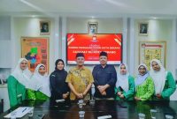 Jajaran Pengurus PC Fatayat NU Kota Serang bersama pimpinan KPU Kota Serang usai audiensi penguatan demokrasi dan partisipasi perempuan di Kantor KPU Kota Serang, Kamis, 8 Januari 2026