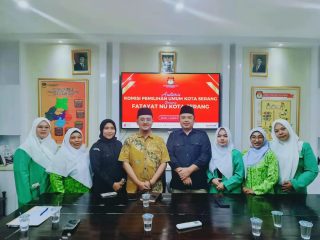Jajaran Pengurus PC Fatayat NU Kota Serang bersama pimpinan KPU Kota Serang usai audiensi penguatan demokrasi dan partisipasi perempuan di Kantor KPU Kota Serang, Kamis, 8 Januari 2026