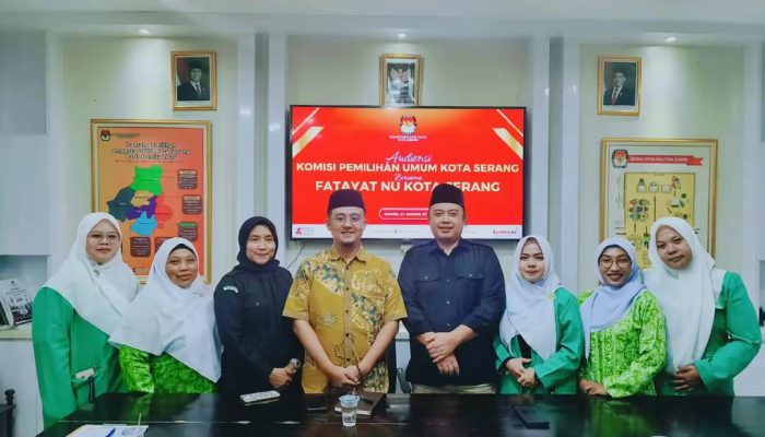 Jajaran Pengurus PC Fatayat NU Kota Serang bersama pimpinan KPU Kota Serang usai audiensi penguatan demokrasi dan partisipasi perempuan di Kantor KPU Kota Serang, Kamis, 8 Januari 2026