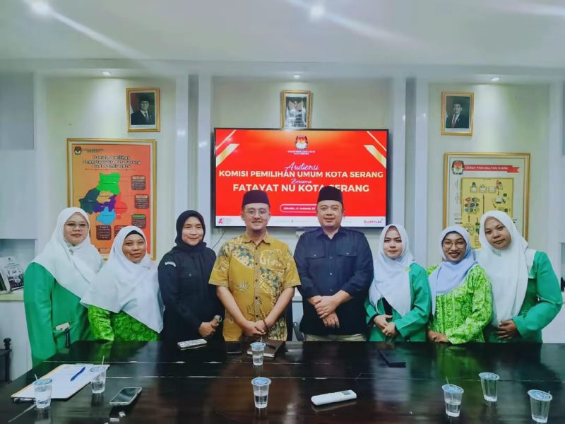 Jajaran Pengurus PC Fatayat NU Kota Serang bersama pimpinan KPU Kota Serang usai audiensi penguatan demokrasi dan partisipasi perempuan di Kantor KPU Kota Serang, Kamis, 8 Januari 2026