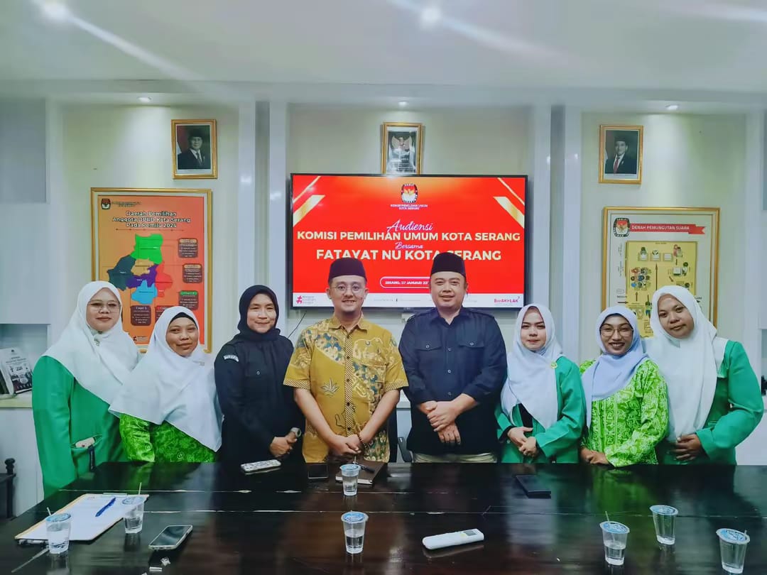 Jajaran Pengurus PC Fatayat NU Kota Serang bersama pimpinan KPU Kota Serang usai audiensi penguatan demokrasi dan partisipasi perempuan di Kantor KPU Kota Serang, Kamis, 8 Januari 2026