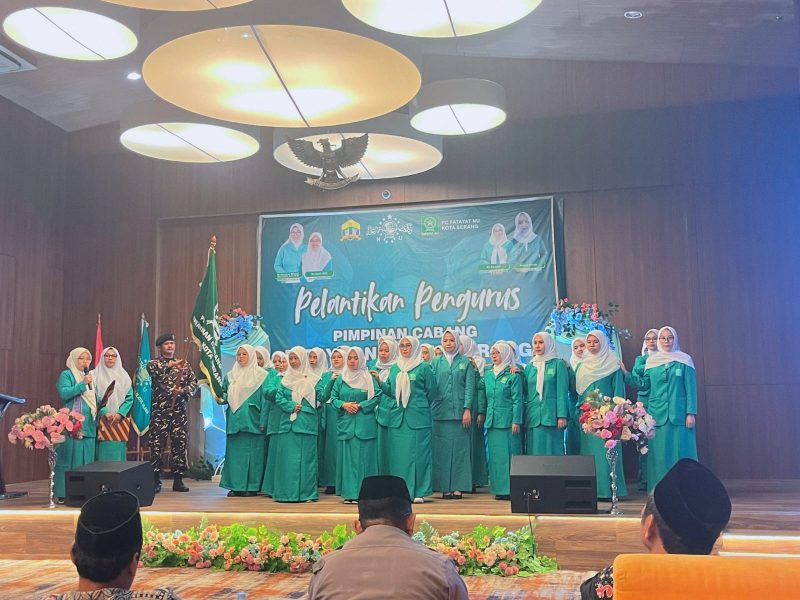 Jajaran pengurus PC Fatayat NU Kota Serang masa khidmat 2025–2030 berfoto bersama usai pelantikan di Aula PUPR Provinsi Banten, Sabtu, 18 Januari 2026