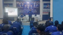 Kepala BPOKK Partai Demokrat Syahril Fausi saat memberikan materi pendidikan politik kepada pengurus PAC se-Kabupaten Serang di Kantor DPC Demokrat, Rabu, 31 Desember 2025