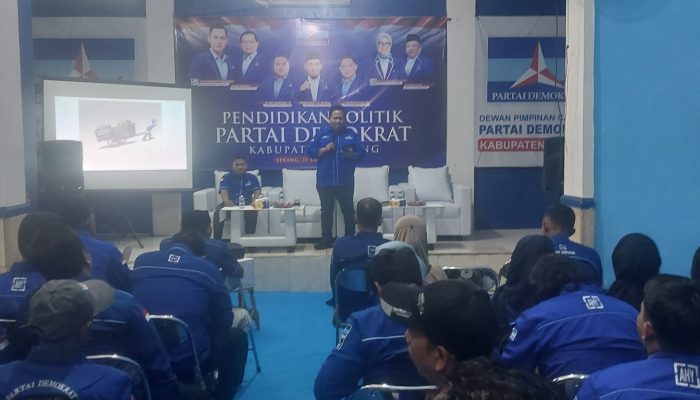 Kepala BPOKK Partai Demokrat Syahril Fausi saat memberikan materi pendidikan politik kepada pengurus PAC se-Kabupaten Serang di Kantor DPC Demokrat, Rabu, 31 Desember 2025