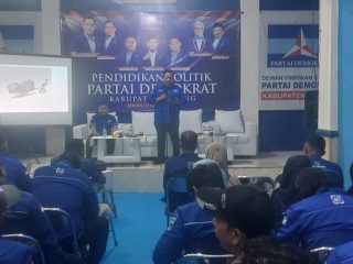 Kepala BPOKK Partai Demokrat Syahril Fausi saat memberikan materi pendidikan politik kepada pengurus PAC se-Kabupaten Serang di Kantor DPC Demokrat, Rabu, 31 Desember 2025