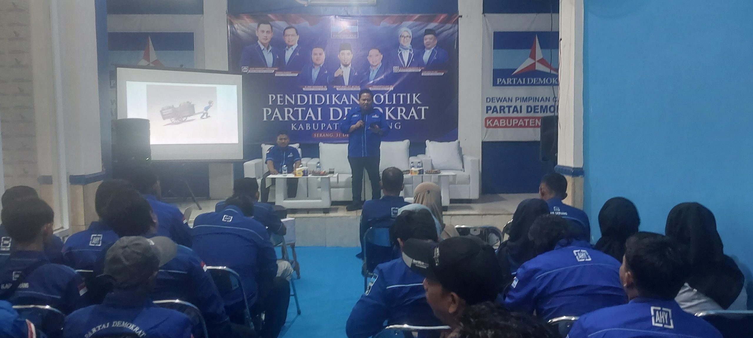 Kepala BPOKK Partai Demokrat Syahril Fausi saat memberikan materi pendidikan politik kepada pengurus PAC se-Kabupaten Serang di Kantor DPC Demokrat, Rabu, 31 Desember 2025
