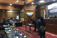 Ketua DPRD Kabupaten Serang Bahrul Ulum memimpin rapat paripurna pengambilan keputusan Raperda Perlindungan Lingkungan Hidup di gedung DPRD Kabupaten Serang.