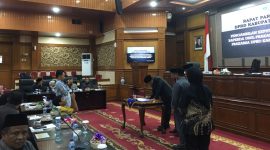 Ketua DPRD Kabupaten Serang Bahrul Ulum memimpin rapat paripurna pengambilan keputusan Raperda Perlindungan Lingkungan Hidup di gedung DPRD Kabupaten Serang.