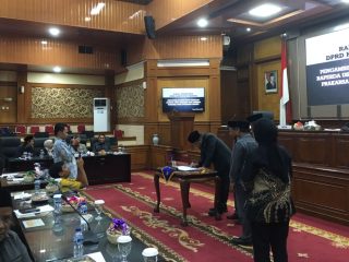 Ketua DPRD Kabupaten Serang Bahrul Ulum memimpin rapat paripurna pengambilan keputusan Raperda Perlindungan Lingkungan Hidup di gedung DPRD Kabupaten Serang.