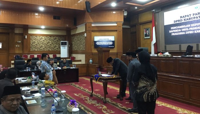 Ketua DPRD Kabupaten Serang Bahrul Ulum memimpin rapat paripurna pengambilan keputusan Raperda Perlindungan Lingkungan Hidup di gedung DPRD Kabupaten Serang.