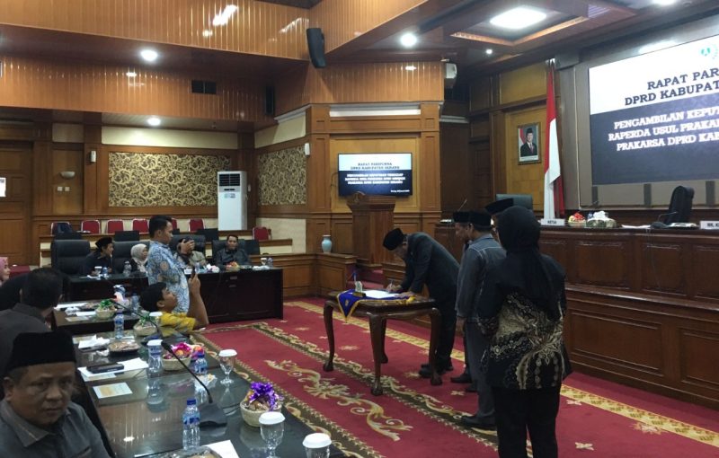 Ketua DPRD Kabupaten Serang Bahrul Ulum memimpin rapat paripurna pengambilan keputusan Raperda Perlindungan Lingkungan Hidup di gedung DPRD Kabupaten Serang.