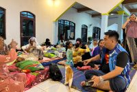 Ketua Fraksi Partai Demokrat DPRD Kabupaten Serang, Azwar Anas, menyerahkan bantuan sembako kepada warga terdampak banjir di Desa Soggom Jaya, Kecamatan Cikande, Sabtu malam, 24 Januari 2026