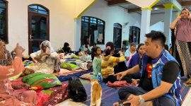 Ketua Fraksi Partai Demokrat DPRD Kabupaten Serang, Azwar Anas, menyerahkan bantuan sembako kepada warga terdampak banjir di Desa Soggom Jaya, Kecamatan Cikande, Sabtu malam, 24 Januari 2026