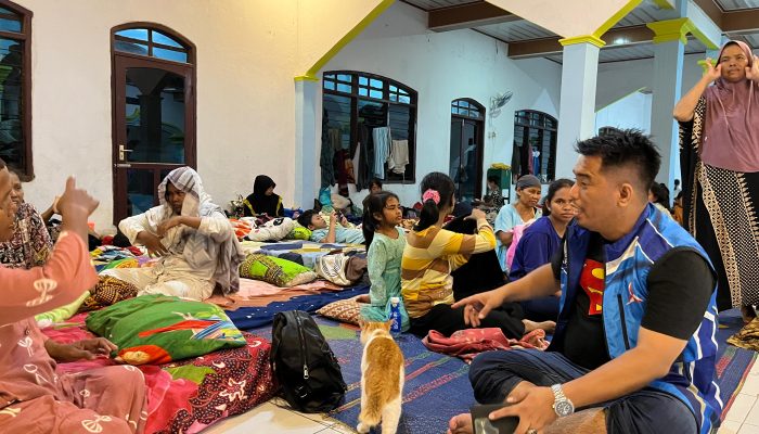 Ketua Fraksi Partai Demokrat DPRD Kabupaten Serang, Azwar Anas, menyerahkan bantuan sembako kepada warga terdampak banjir di Desa Soggom Jaya, Kecamatan Cikande, Sabtu malam, 24 Januari 2026